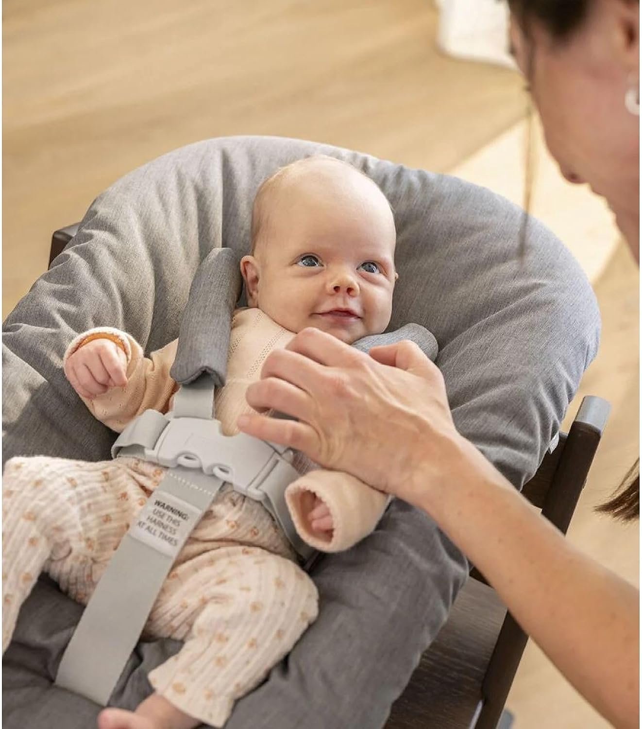 Tripp Trapp Newborn Set voor Pasgeborenen – Verstelbaar Babyzitje met 5-puntsveiligheidsgordel, Zachte Bekleding, Beensteun en Speelgoedhanger, Geschikt voor Tripp Trapp Stoelen vanaf Mei 2003, Antraciet