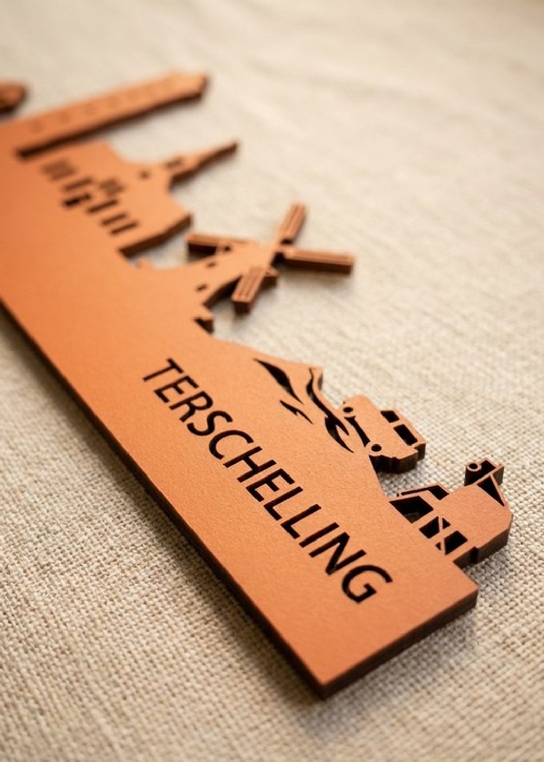 Houten Skyline Terschelling | Wanddecoratie voor aan de muur | Oranje MDF | 70 x 13 cm