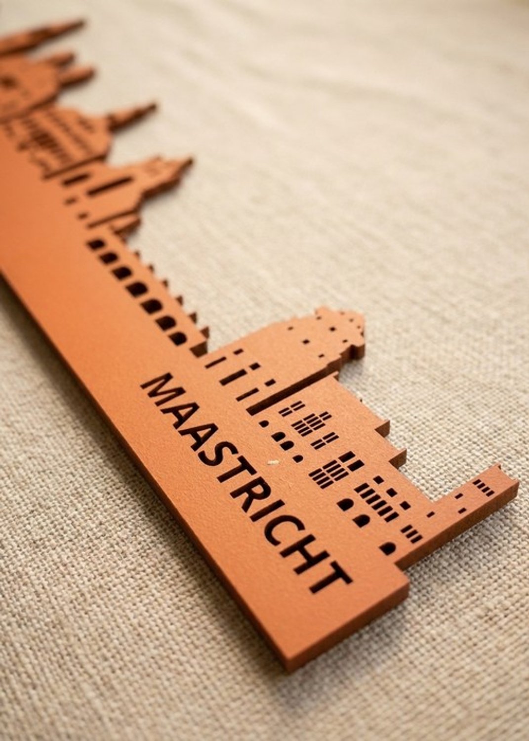Houten Skyline Maastricht | Wanddecoratie voor aan de muur | Oranje MDF | 70 x 14 cm
