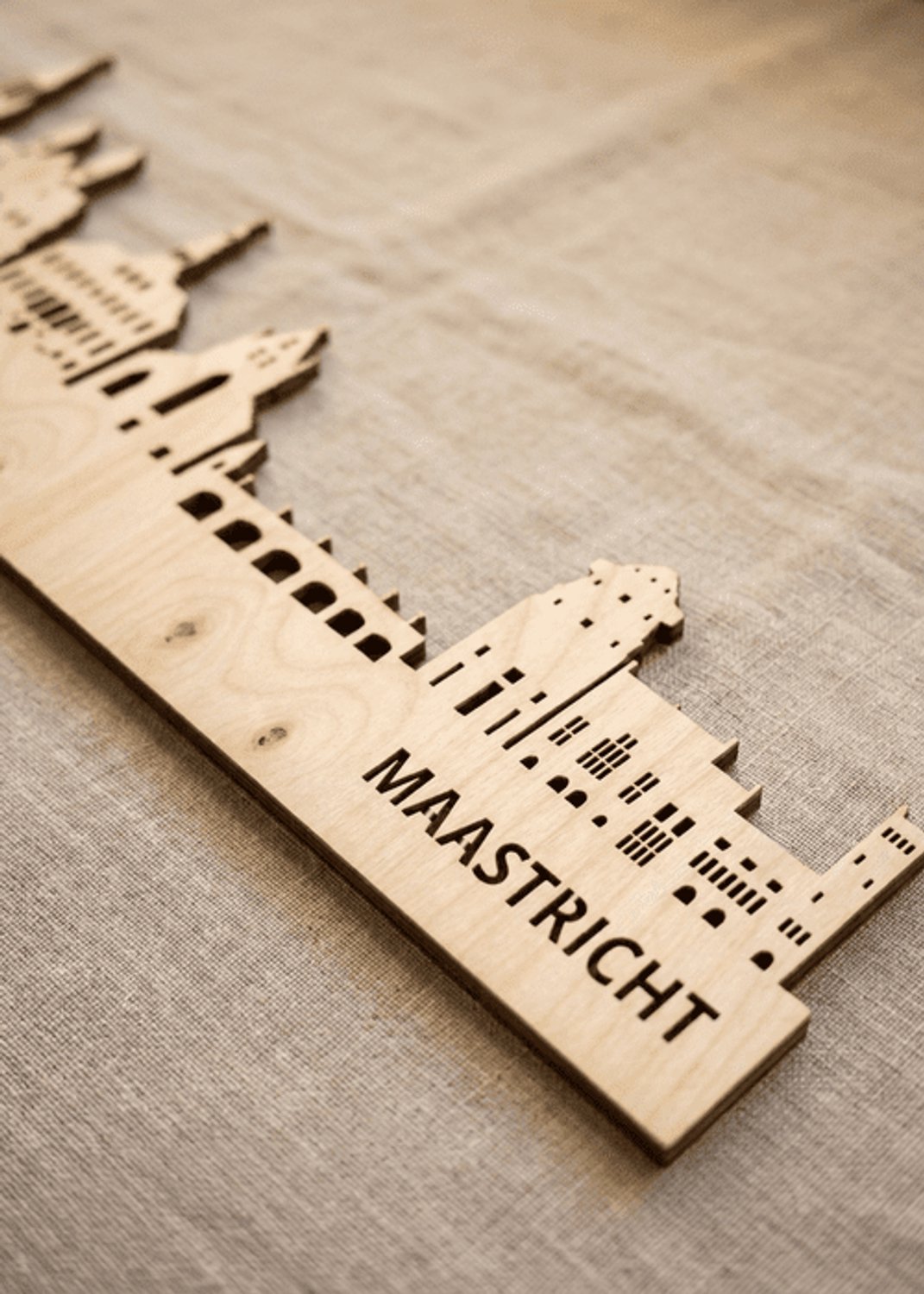 Houten Skyline Maastricht | Wanddecoratie voor aan de muur | Berken | 70 x 14 cm