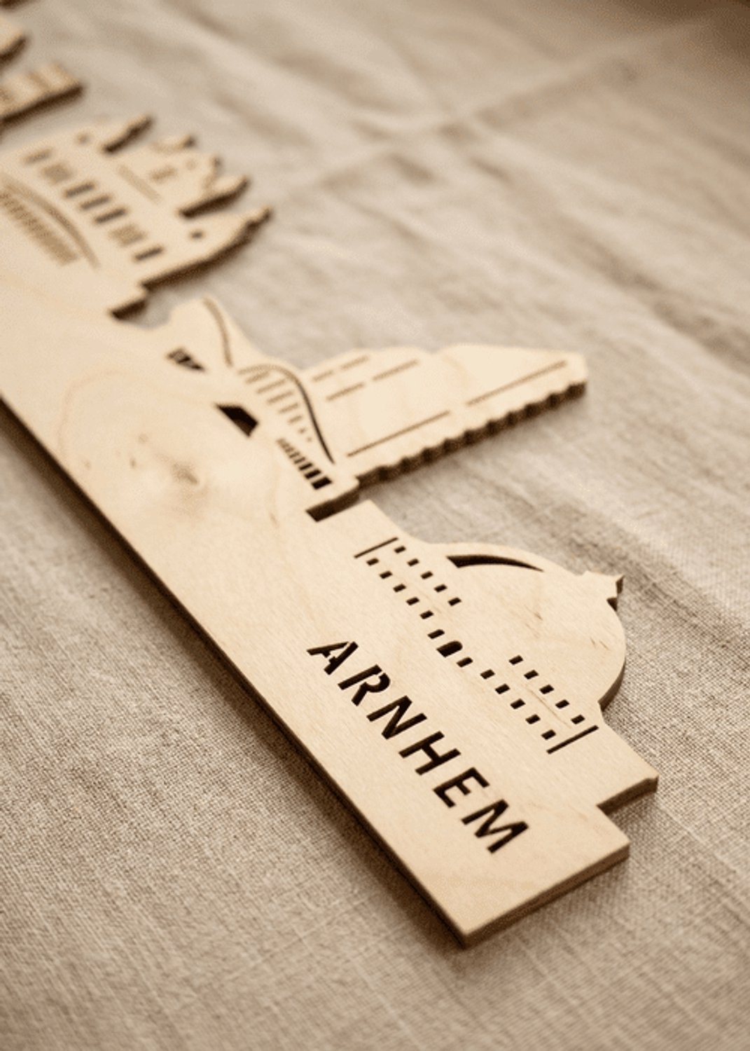 Houten Skyline Arnhem | Wanddecoratie voor aan de muur | Berken | 100 x 17 cm