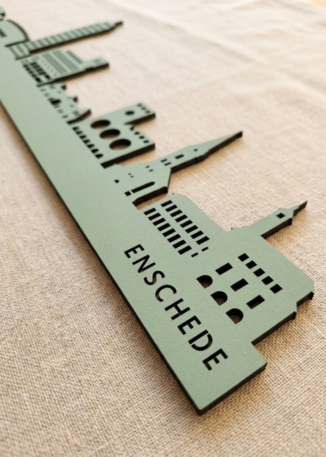Houten Skyline Enschede | Wanddecoratie voor aan de muur | Groen MDF | 70 x 14 cm