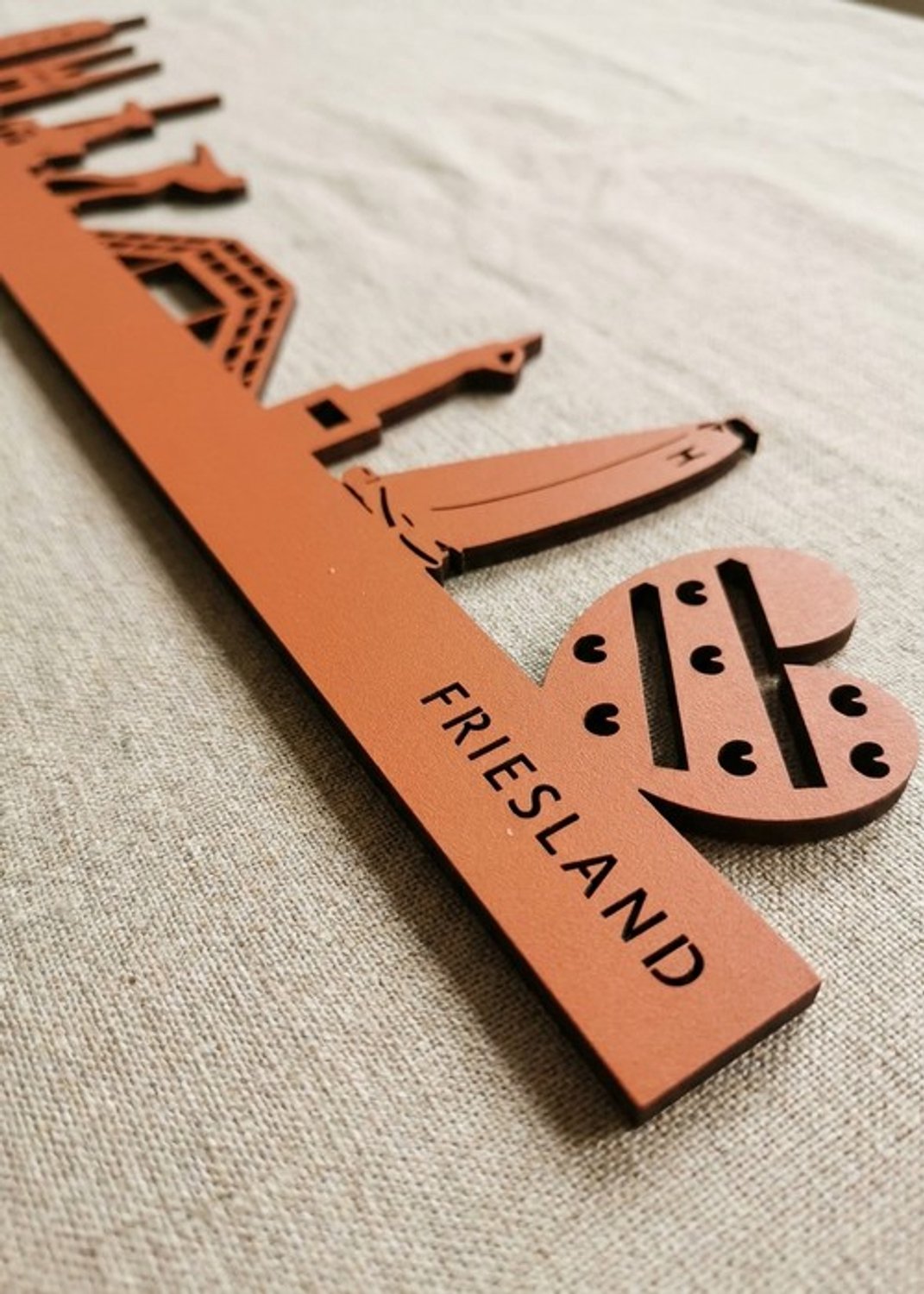 Houten Skyline Friesland | Wanddecoratie voor aan de muur | Oranje MDF | 70 x 14 cm