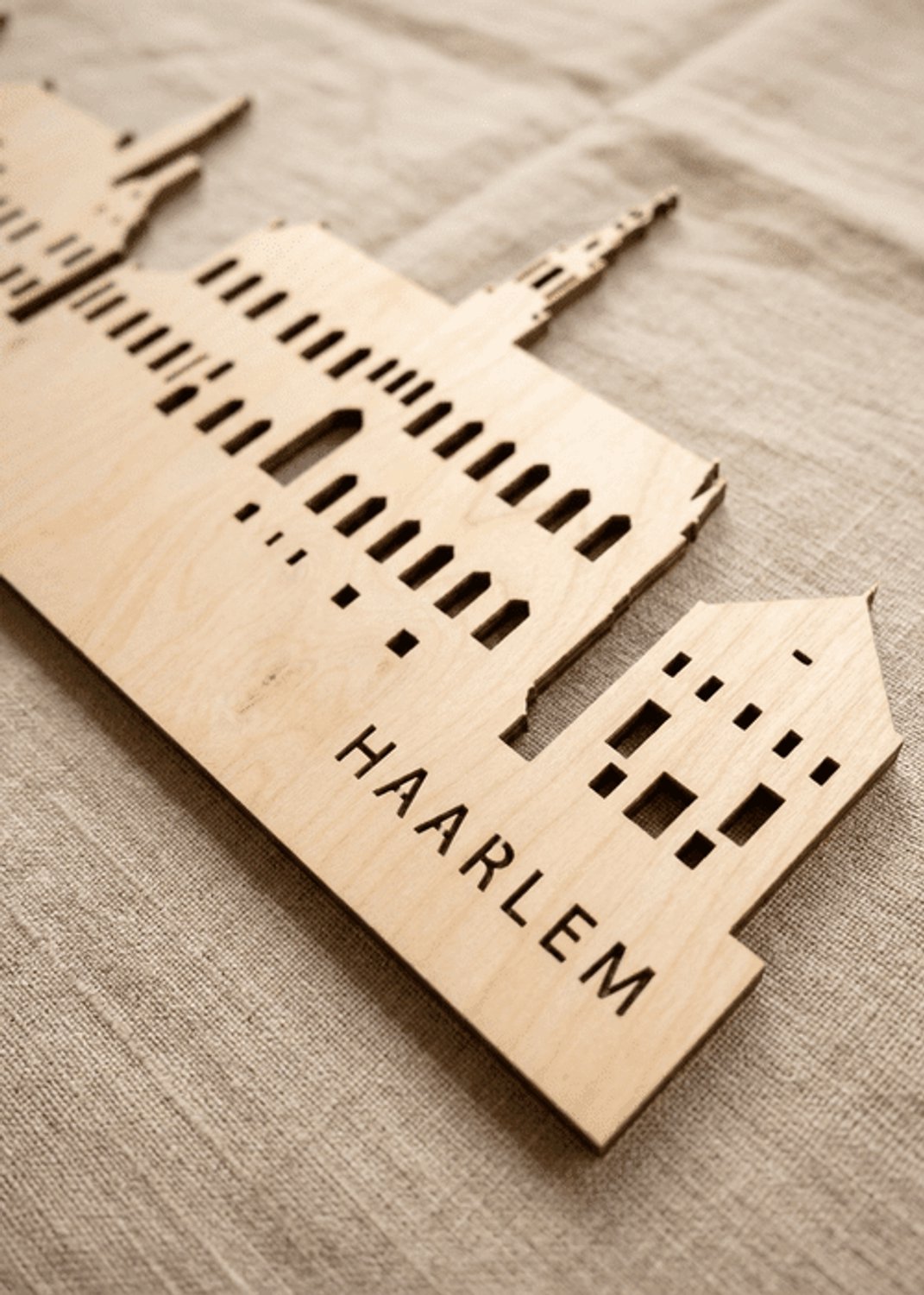 Houten Skyline Haarlem | Wanddecoratie voor aan de muur | Berken | 70 x 14 cm
