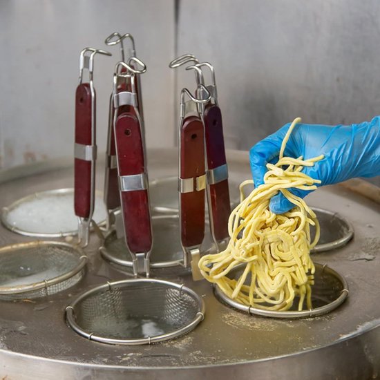 Set van 2 RVS Pastacutters met Handvat, Microperforerende Pastafilter en Diepe Keukenzeef voor Voedsel, Pasta en Aziatische Gerechten — afbeelding 2