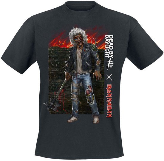 Zwart T-shirt met Dead by Daylight x Iron Maiden print van Eddie voor een bakstenen muur met vlammen.