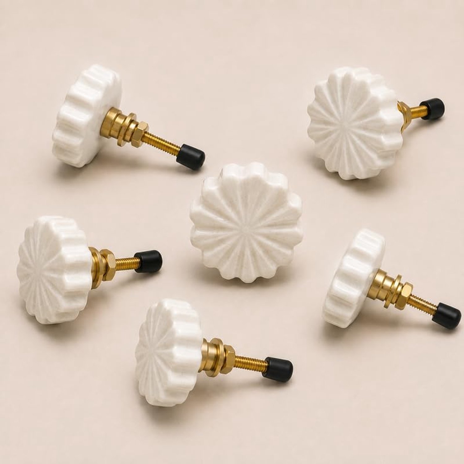 Witte marmeren kastknoppen (set van 6) - bloemvormige ladeknoppen met messing fittingen, decoratieve handgrepen voor keukenkasten, deuren en meubels