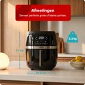 Zwarte Tomado airfryer met digitale display. Afmetingen: 31 cm hoog, 26.5 cm breed. Gewicht: 3.3 kg.