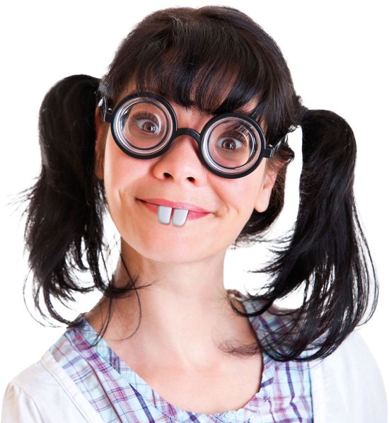 Grappig gezicht van een vrouw met grote bril en konijntanden
