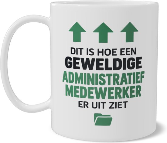 Tasse blanche avec trois flèches vertes vers le haut, texte 'DIT IS HOE EEN GEWELDIGE ADMINISTRATIEF MEDEWERKER ER UIT ZIET' et icône de dossier verte.
