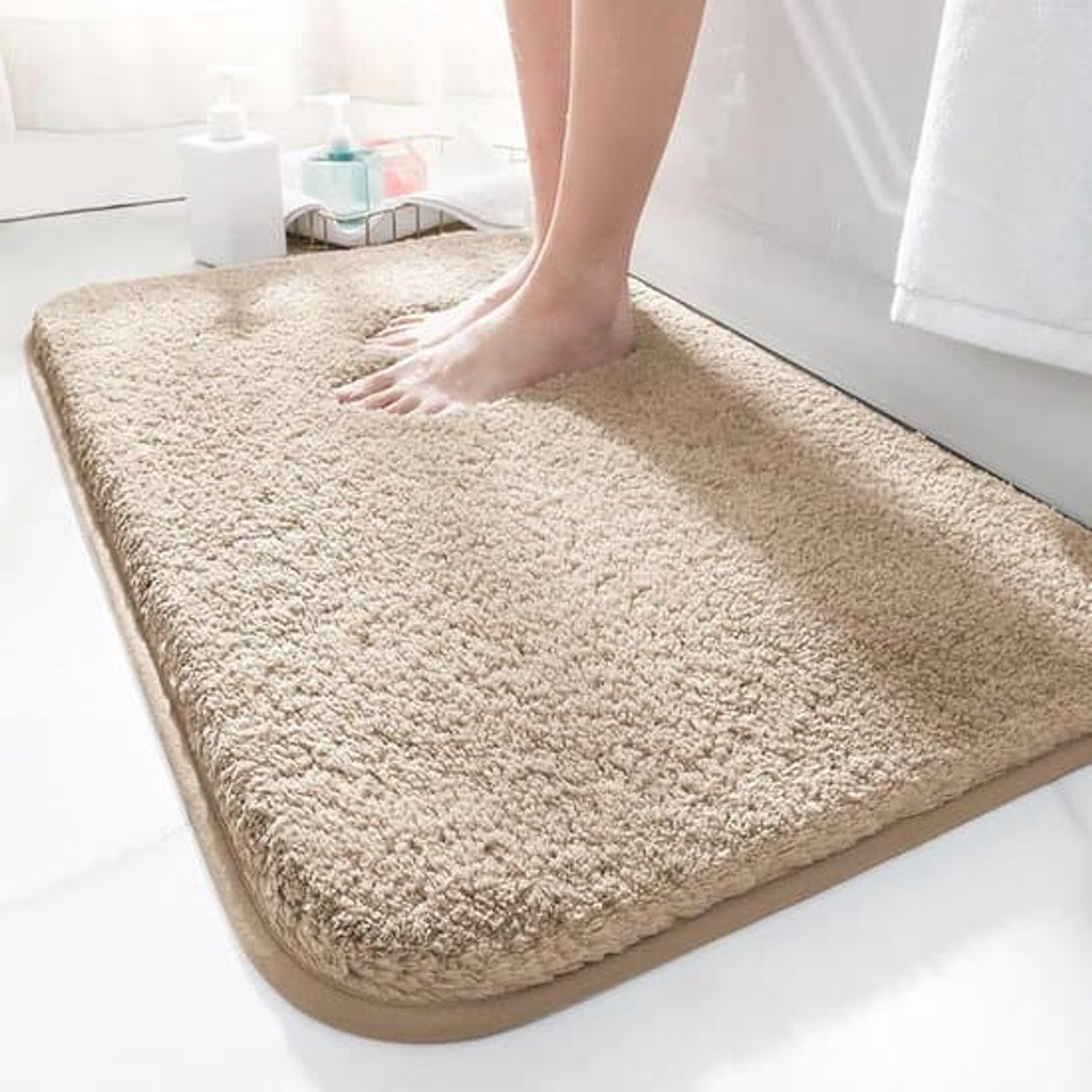 Deze antislip, zachte, absorberende badmat van 50x80 cm met lange vezels is gemaakt van microvezel en is geschikt voor badkamers, douches en badkuipen. Machinewasbaar.