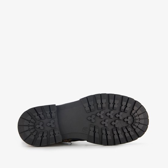 Zool van zwarte Chelsea boot met grof profiel.