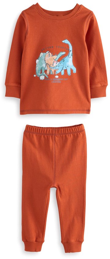 Oranje pyjamaset met 'Better Together' tekst en dinosaurus-illustratie.