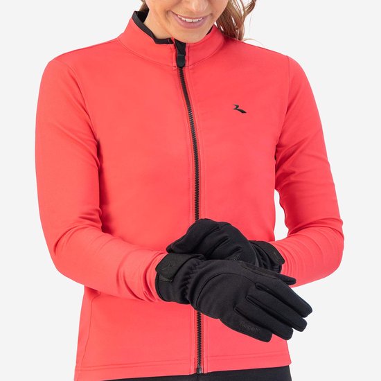Model met roze jas en zwarte handschoenen