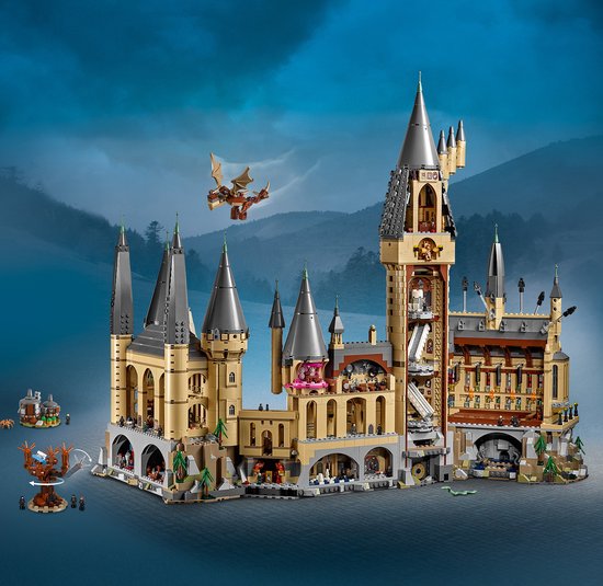 LEGO Harry Potter Zweinstein Kasteel set met doorsnede, Beukerboom en boten.