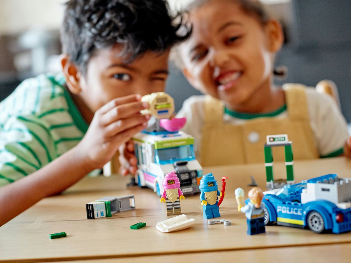 LEGO® City IJswagen politieachtervolging 60314 bouwset voor kinderen vanaf 5 jaar; met een ijswagen met kledderschieter, een onderscheppingsvoertuig van de politie, een geldautomaat en 2 personages uit de LEGO City tv-serie (317 onderdelen) — afbeelding 21
