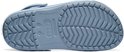 Onderkant van een grijze Crocs clog met een blauwe rand en het Crocs logo.