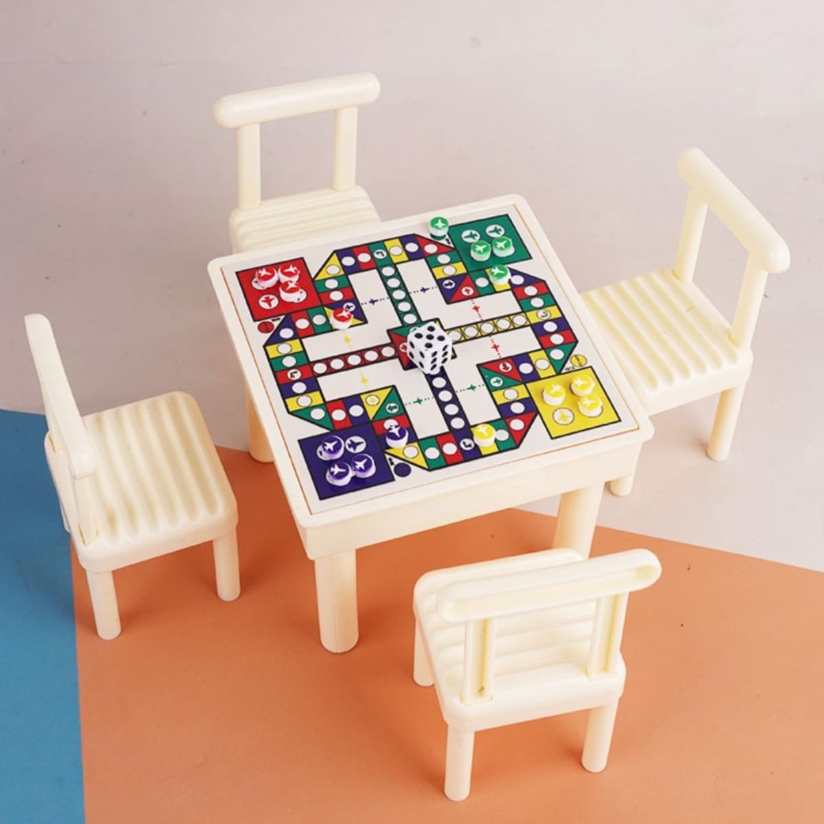 Miniatuur Ludo Spelset met 4 Stoelen en Dobbelstenen - Vintage Bistro Stijl, Decoratie voor Boekenplank en Miniatuurscène vanaf 14 Jaar