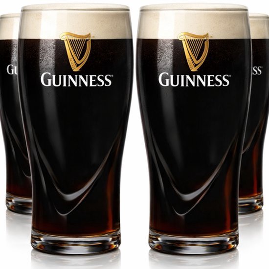 Quatre verres à bière Guinness foncés avec logos blancs et une harpe dorée.