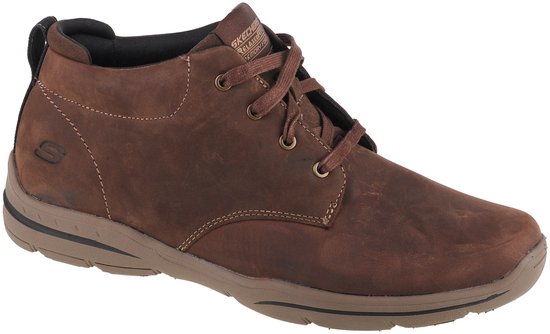 Bruine leren veterschoen met bruine veters, dubbele stiksels en Skechers 'S' logo op de zijkant.