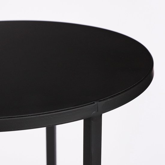 Zwart, rond bijzettafeltje met een metalen frame.