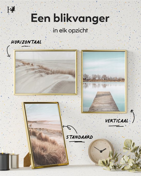 Gouden fotolijsten die horizontaal, verticaal en staand kunnen worden tentoongesteld. Toont een strandlandschap en een pier aan het water.