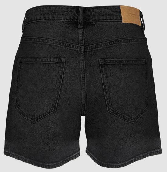 Achterkant van zwarte denim shorts met twee opgestikte zakken en een bruin leren label op de tailleband.