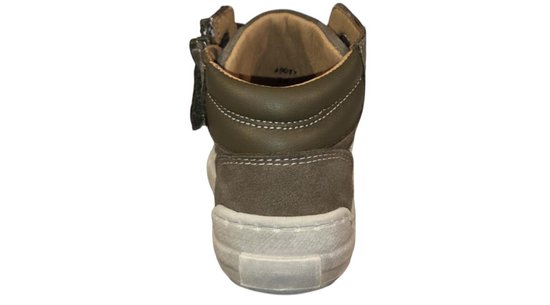 Achterkant van een bruine hoge sneaker met grove zool en rits.