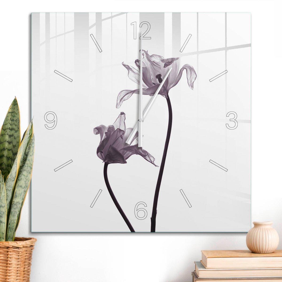 ArtPrintCave Wit Glazen Klok - 60x60 cm - Wandklok Vierkant - Subtiele Bloemen Wandklok Keuken - Minimalisme Unieke Klok - Witte Klokwijzers