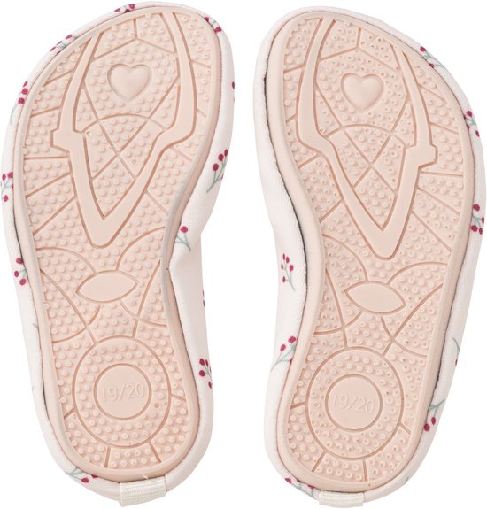 Semelles des chaussons de bain rose pâle à motif de baies. Semelles antidérapantes avec forme de cœur.