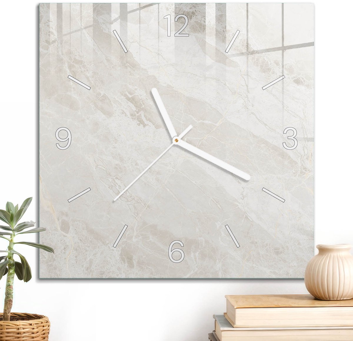 ArtPrintCave Beige Glazen Klok - 30x30 cm - Wandklok Vierkant - Klassieke Elegantie Wandklok Keuken - Achtergronden En Patronen Unieke Klok - Witte Klokwijzers