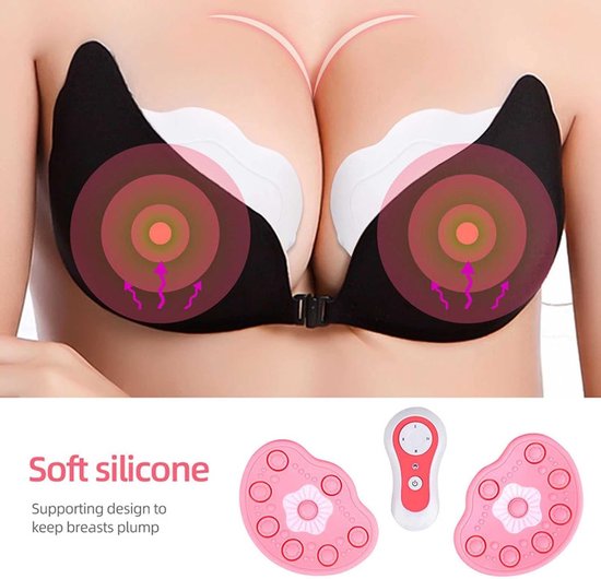 Zwarte plakbeha's met witte pads, getoond op een vrouw. Naast de borsten liggen twee roze massageapparaten en een witte afstandsbediening.