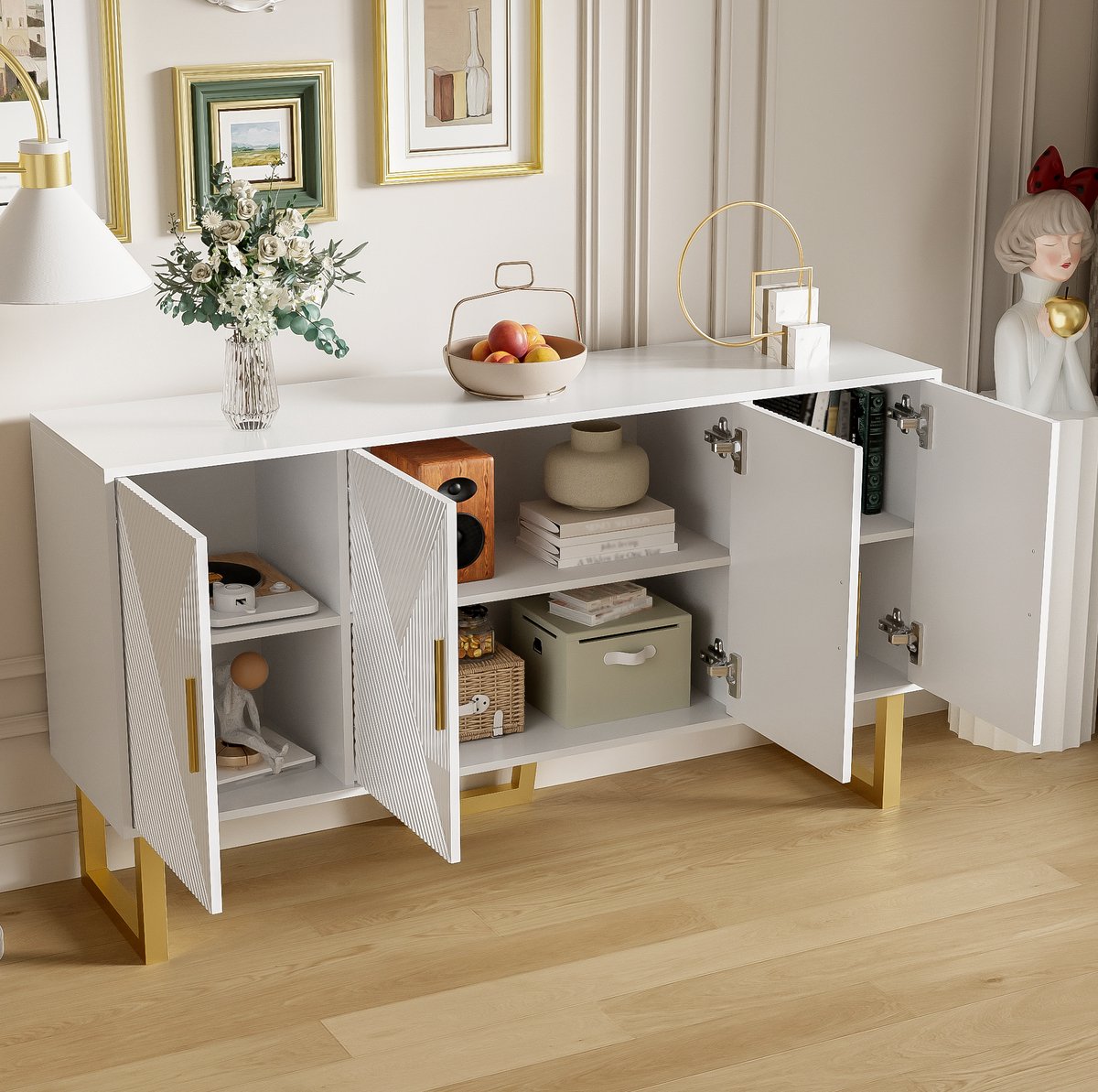 MEUNIQ Dressoir 150 x 40 x 82 cm - 4 deuren met verstelbare planken - wit hoogglans met structuur, gouden handgrepen en poten - woonkamer of eetkamer