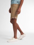 Model draagt een bruine slim fit chino korte broek met omgeslagen pijpen en een blauw T-shirt.