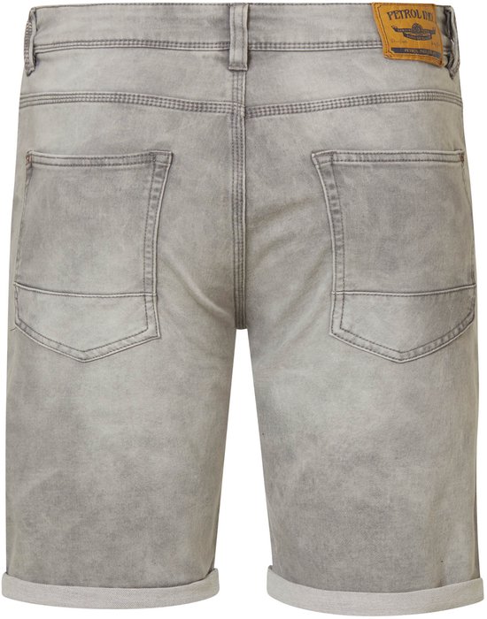 Grijze denim short met twee achterzakken, rolmouwtjes en Petrol Industries logo op de achterkant.
