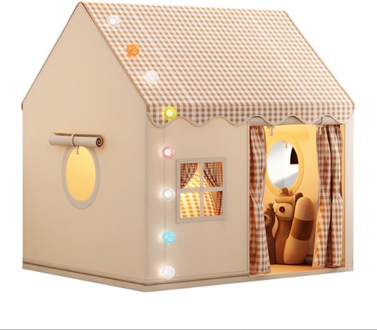 Luxe speelhuisje in huisvorm, beige met geruit dak en gordijntjes. Ronde zijramen en decoratieve lichtjes.
