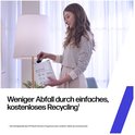 Een vrouw met een gestreepte top doet een product in een verpakking, met de tekst "Minder afval door eenvoudige, gratis recycling."