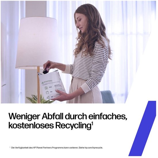 Een vrouw met een gestreepte top doet een product in een verpakking, met de tekst "Minder afval door eenvoudige, gratis recycling."