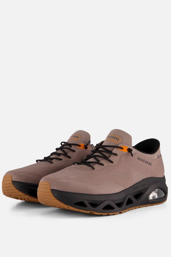 Taupe Skechers Uno Glide Step instappers met zwarte veters, oranje accenten en zichtbare luchtkussens in de zool.