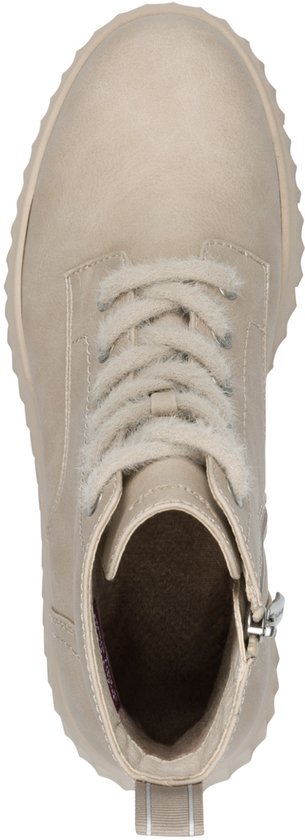 Bovenaf gezien: beige Tamaris veterboot met veters en rits, met suèdedetail.