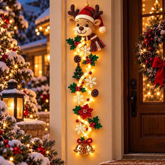 Verticale kerstdecoratie van een gehaakt rendier met LED-verlichting en gouden klokken aan een deurpost.