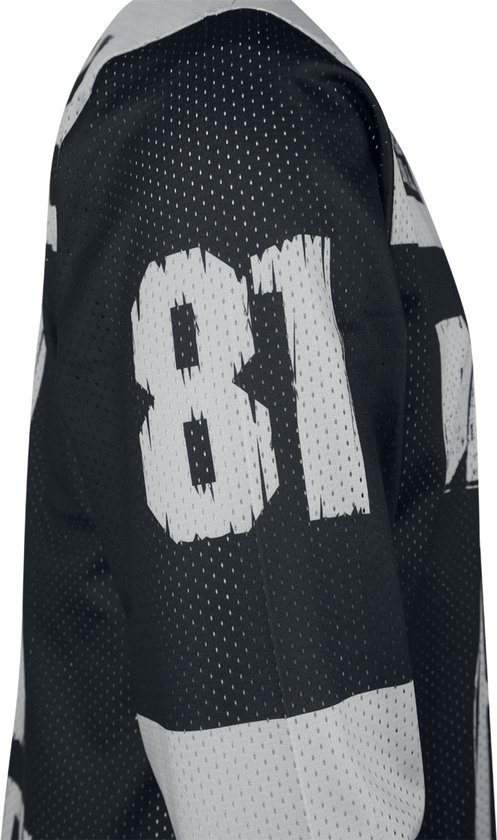 Detail van de mouw van het zwarte en grijze hockeyshirt met het witte nummer 81 in een verweerde stijl.