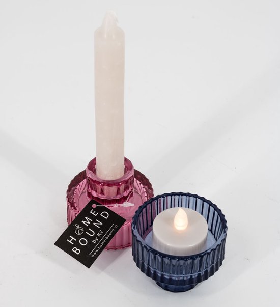 HomeBound by KY set van roze en blauwe geribbelde glazen houders met een witte kaars en led-waxinelichtje.