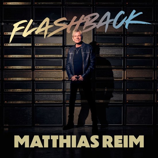 Matthias Reim in een leren jas voor een muur van versterkers, met de albumtitel FLASHBACK in kleurrijke letters.