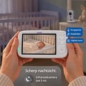 Monitor die een slapende baby toont met functies voor terugspreekfunctie, slaapliedjes en digitale zoom.