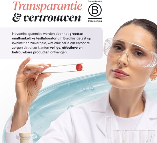 Vrouw in laboratoriumjas en veiligheidsbril houdt een collageengummy vast met een pincet.