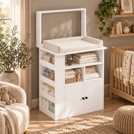Witte commode met zijvakken, open planken en twee deurtjes, gevuld met babybenodigdheden in een sfeervolle kamer.