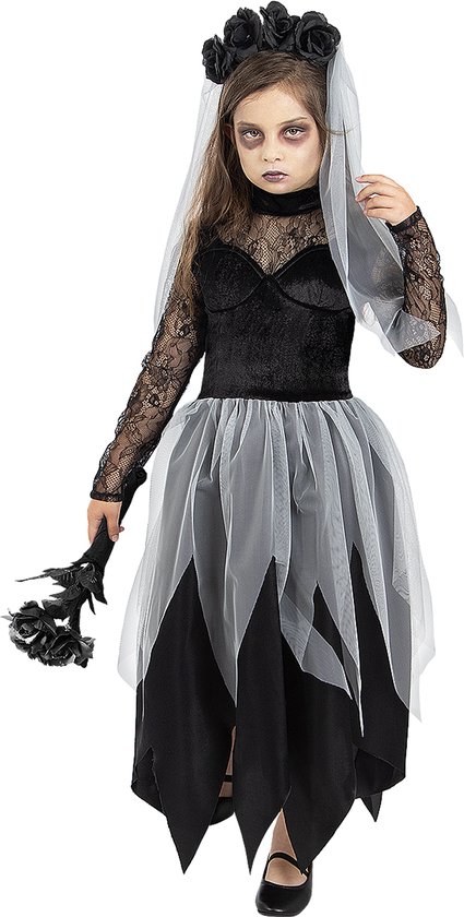 Meisje in spookbruid kostuum, houdt zwarte rozen vast. Zwarte kanten top, grijs/zwart rok, sluier met zwarte rozenkrans.