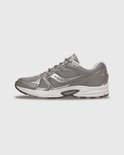 Zijaanzicht van een grijze Saucony Ride Millennium sneaker met ademend mesh en glanzende overlays.
