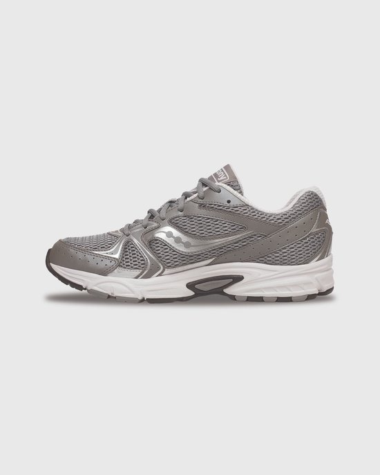 Zijaanzicht van een grijze Saucony Ride Millennium sneaker met ademend mesh en glanzende overlays.